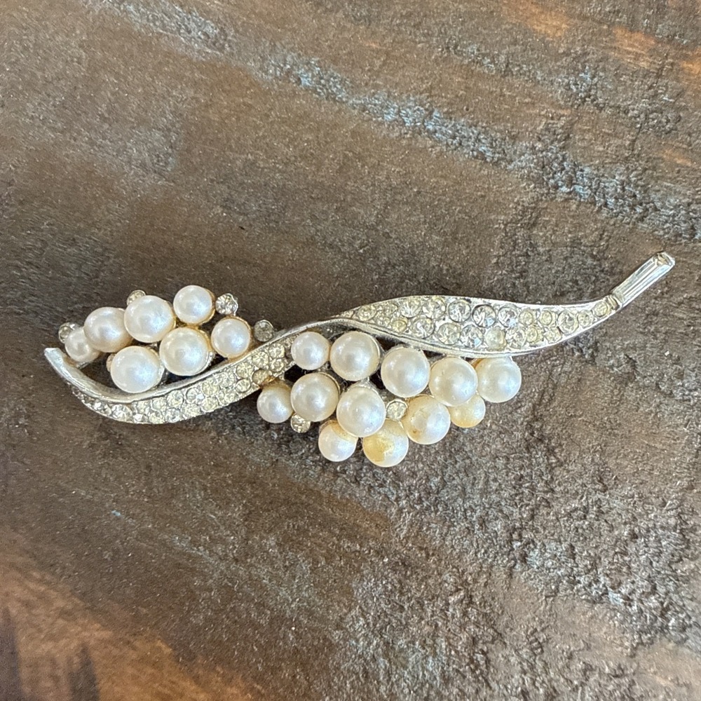 Vintage Womens CORO Faux Seed Pearl & Rhinestones Silver Tone Brooch Pin